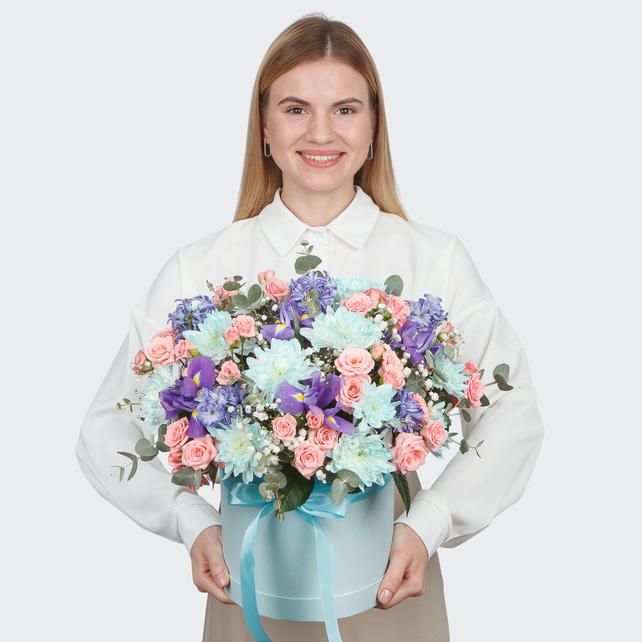 Букет в коробке с ирисами и розами Дыхание рассвета