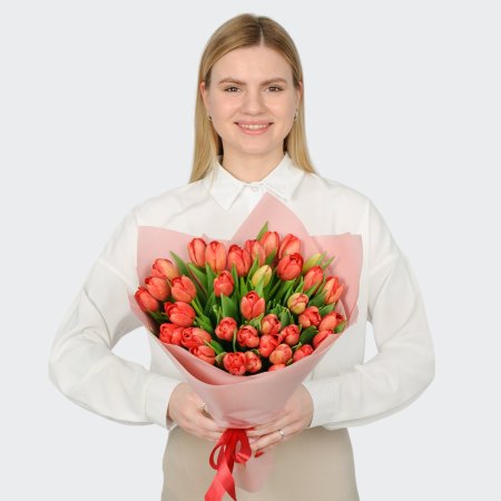 Букет 35 красных тюльпанов