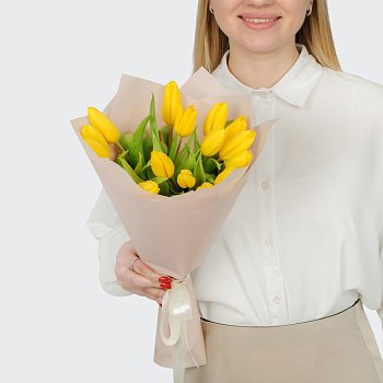 Букет 15 желтых тюльпанов