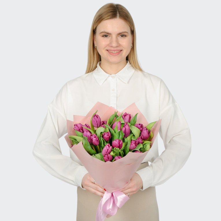Букет 21 фиолетовый тюльпан
