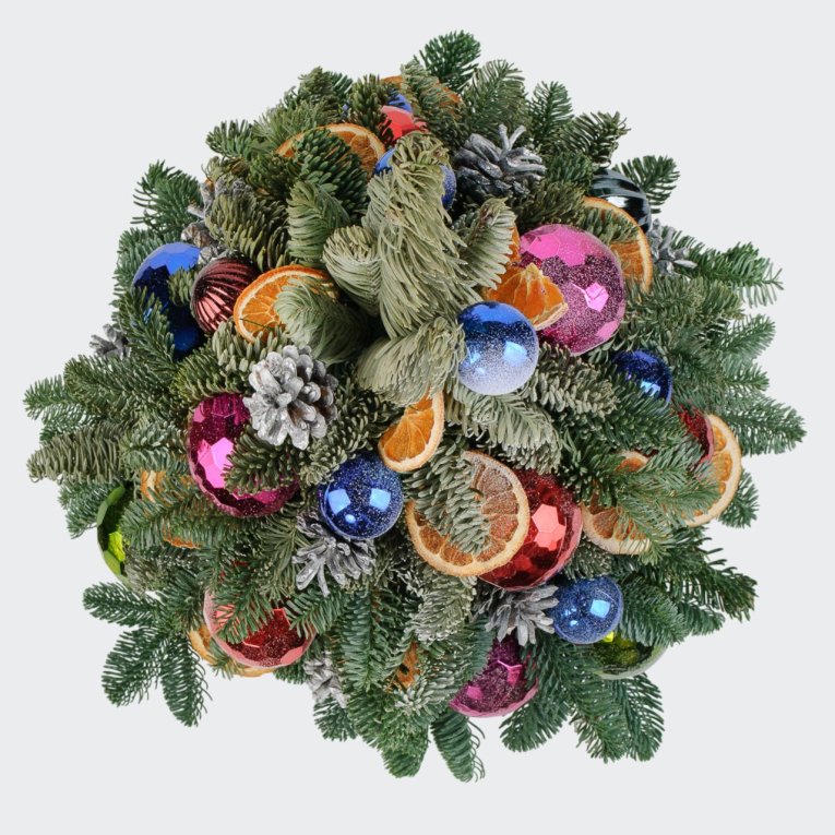 Композиция с нобилисами и украшениями Рождественская магия