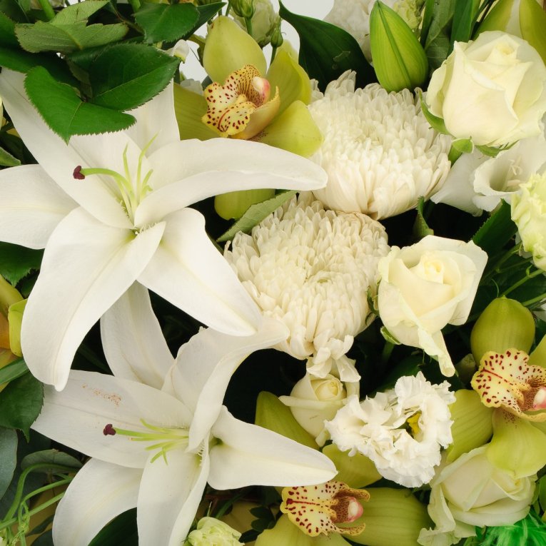 Букет в коробке с орхидеями и розами Снежная вершина