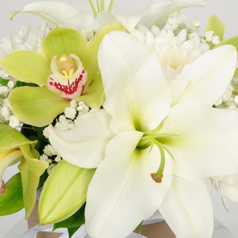 Букет в коробке с орхидеями и лилиями По зову души