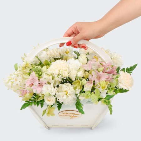 Композиция в кашпо с розами и фисташками Идеальный день