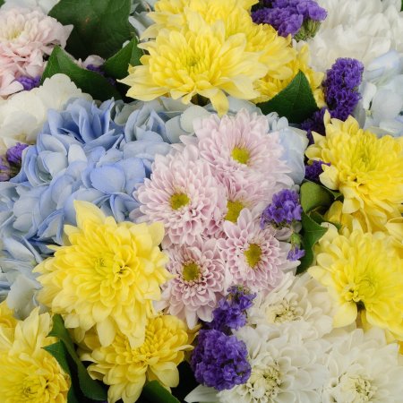 Букет с салалом и гортензиями Солнце за облаками