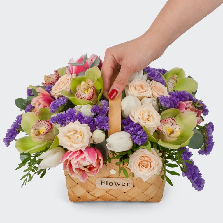 Букет в корзинке с розами и тюльпанами Цветение чувств
