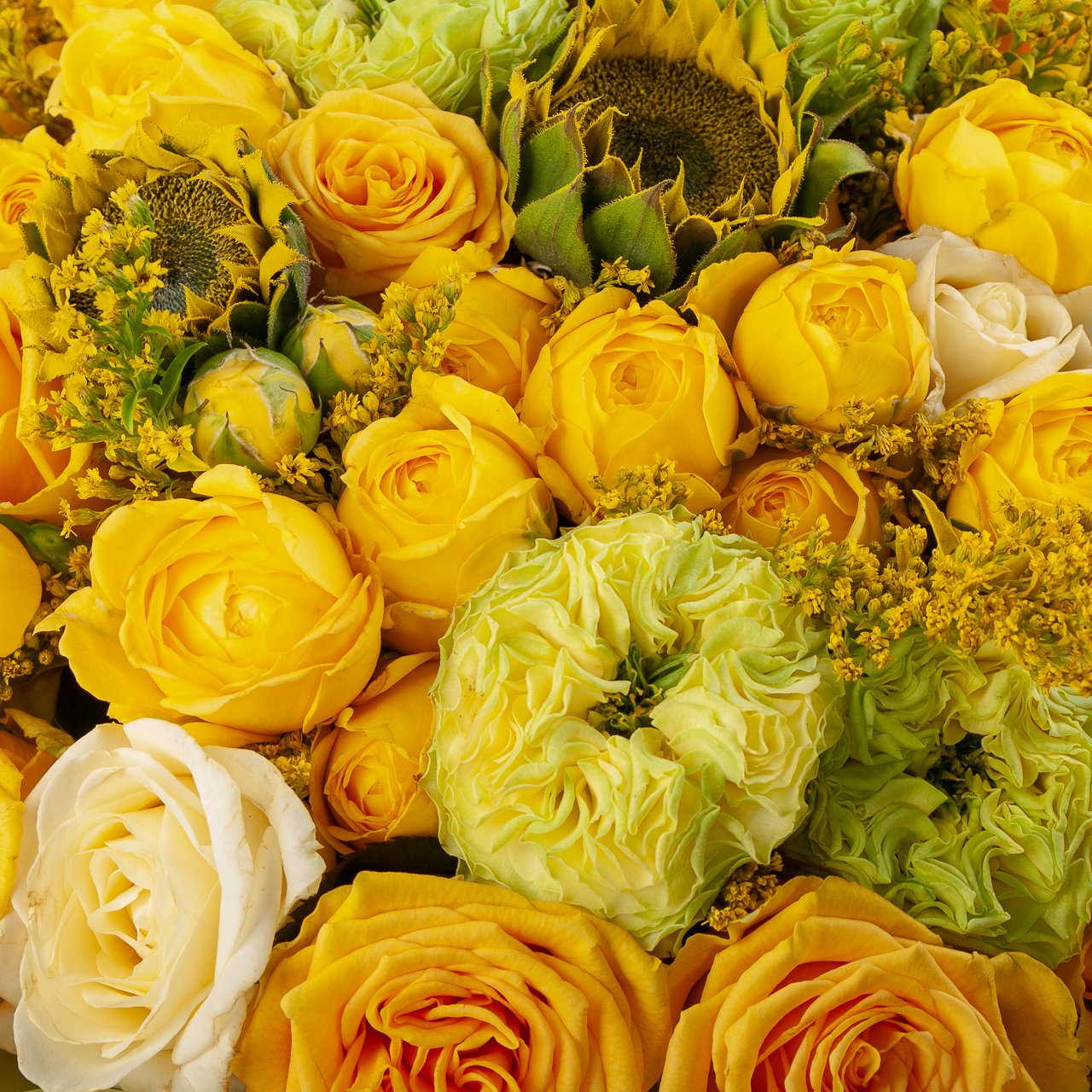 Букет с подсолнухами и розами Счастье жизни