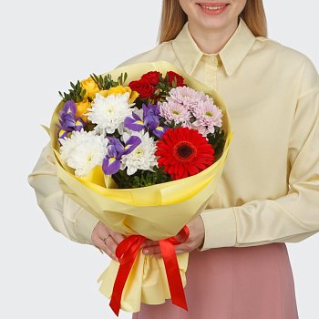 Букет с ирисами и розами Утро в цветах