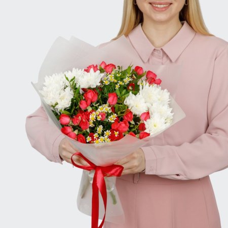 Букет с розами и хризантемами Алое вдохновение
