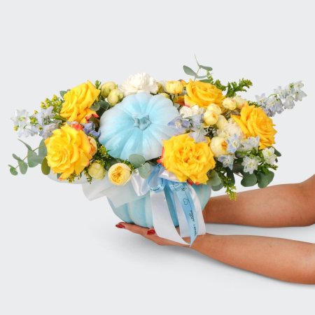 Композиция в тыкве с розами и дельфиниумами Звездная пыль