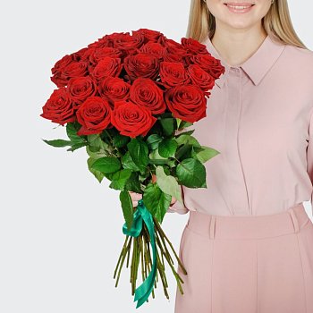 Букет 25 красных роз Ред Наоми (60 см)