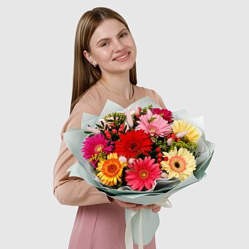 Букет с герберами и гиперикумом Красочный этюд