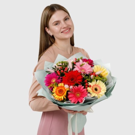Букет с герберами и гиперикумом Красочный этюд