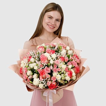 Букет с розами и гипсофилой Розовый пик