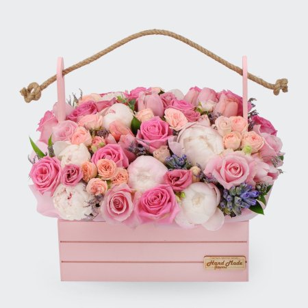Букет в кашпо с эустомами и пионами Полдень чувств