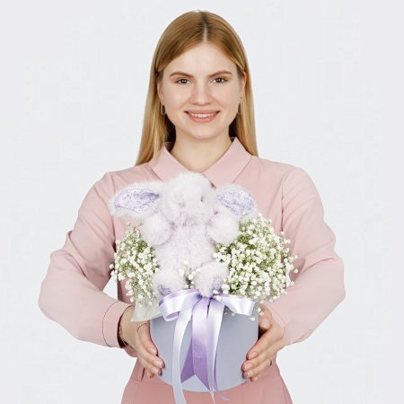 Букет в коробке с гипсофилами и игрушкой Мечта для тебя