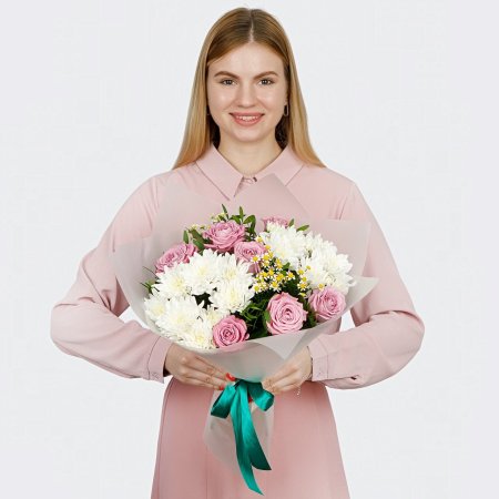 Букет с розами и хризантемами Сиреневая тишина