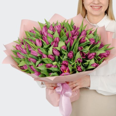 Букет 101 фиолетовый тюльпан