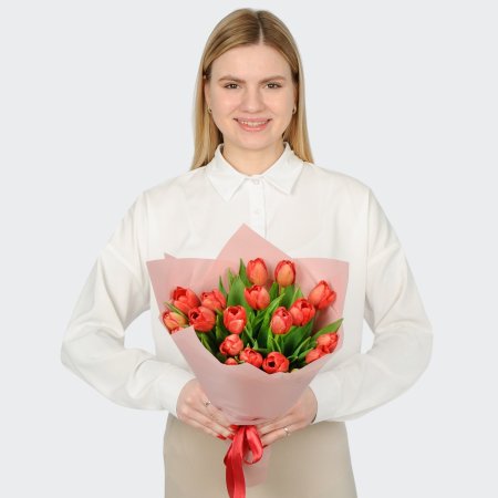 Букет 19 красных тюльпанов
