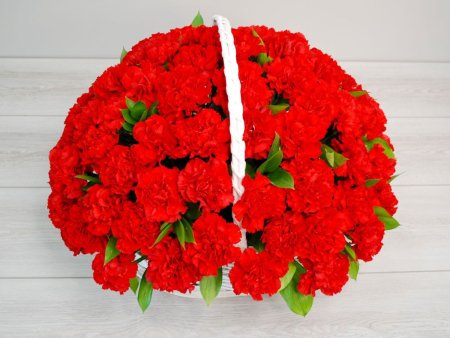 Букет с гвоздиками Импрессия в корзине (макси)
