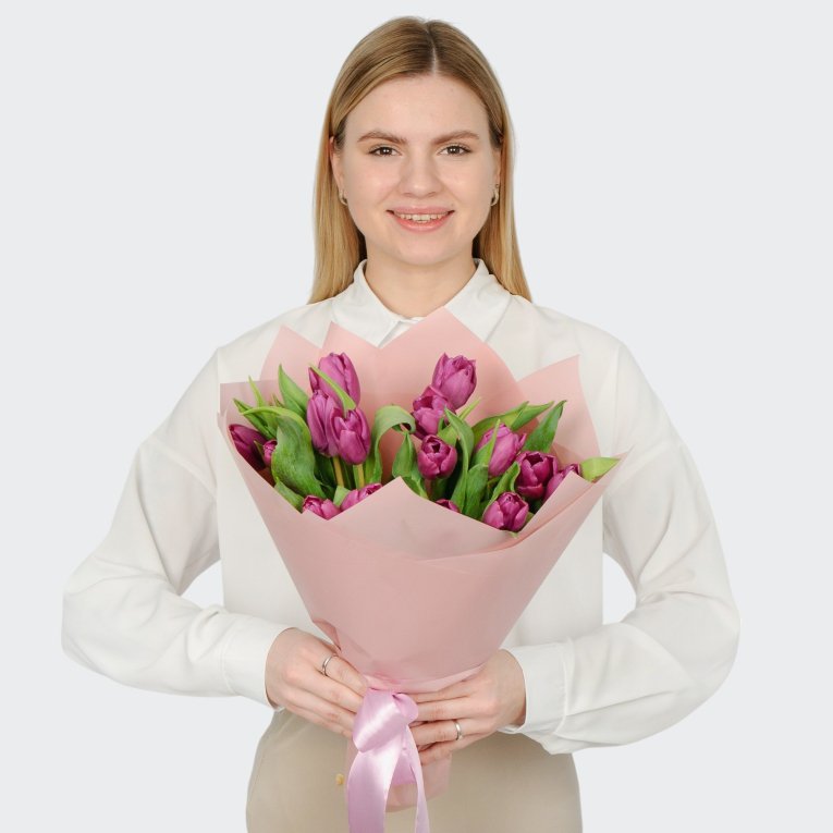 Букет 15 фиолетовых тюльпанов