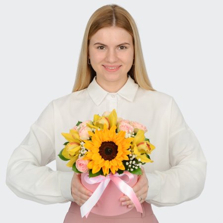 Букет в коробке с орхидеями и подсолнухами Закат для двоих
