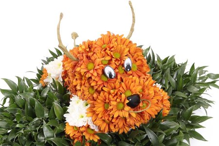 Игрушка из цветов Бычок