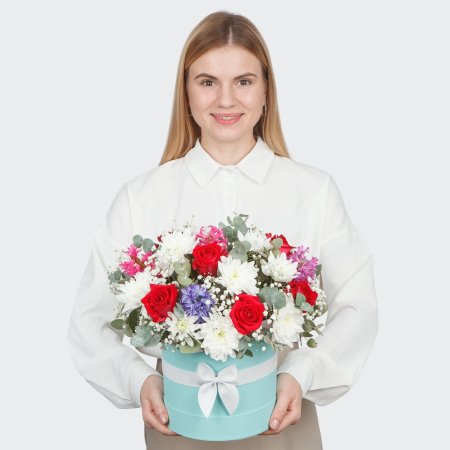 Букет в коробке с розами и гиацинтами Сказка о цветах