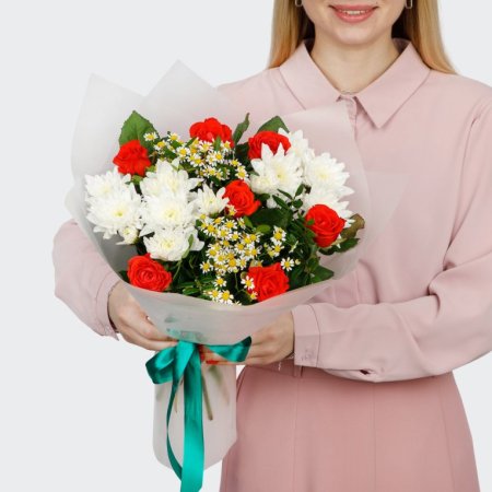 Букет с розами и хризантемами Светлое мгновение