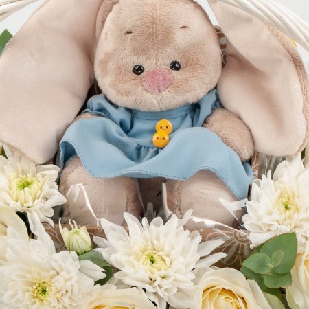 Букет в корзине с розами и хризантемами Белая полянка